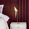 2020 im Angebot Elegantes Design Paper Crane Bird Tischlampe für Hotel